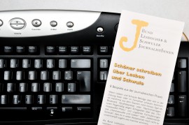 Das Faltblatt "Schöner schreiben über Lesben und Schwule" liegt auf einer Computertastatur; Foto: Axel Bach