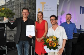 Felix-Rexhausen-Preis-Verleihung 2013 auf dem Hamburger CSD; von links: Martin Pieper (Redakteur ZDF/Arte), Anja Reschke (Moderatorin), Lennart Herberhold (Nominierter), Arnd Riekmann (Jury) 
